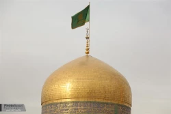 اهتزاز پرچم سبز رضوي بر فراز گنبد امام رضا+تصاوير