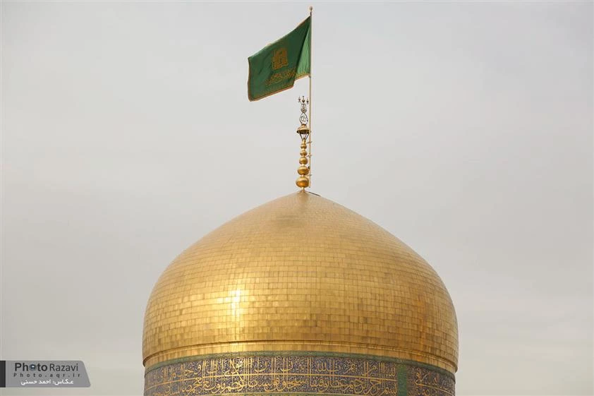 اهتزاز پرچم سبز رضوي بر فراز گنبد امام رضا+تصاوير