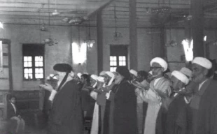 اقامه نماز جماعت امام خميني در مسجد شيخ انصاري نجف