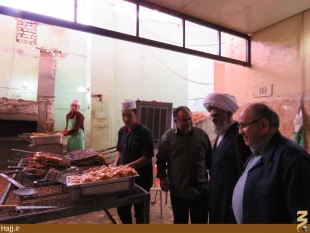بازديد مسئول‌دفترنمايندگي‌بعثه از آشپزخانه امام زاده سيد محمد