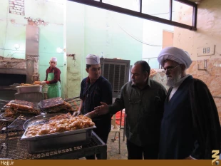 بازديد مسئول‌دفترنمايندگي‌بعثه از آشپزخانه امام زاده سيد محمد