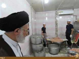 بازديد حجت الاسلام  والمسلمين قاضي عسكر از آشپزخانه امام زاده سيد محمد