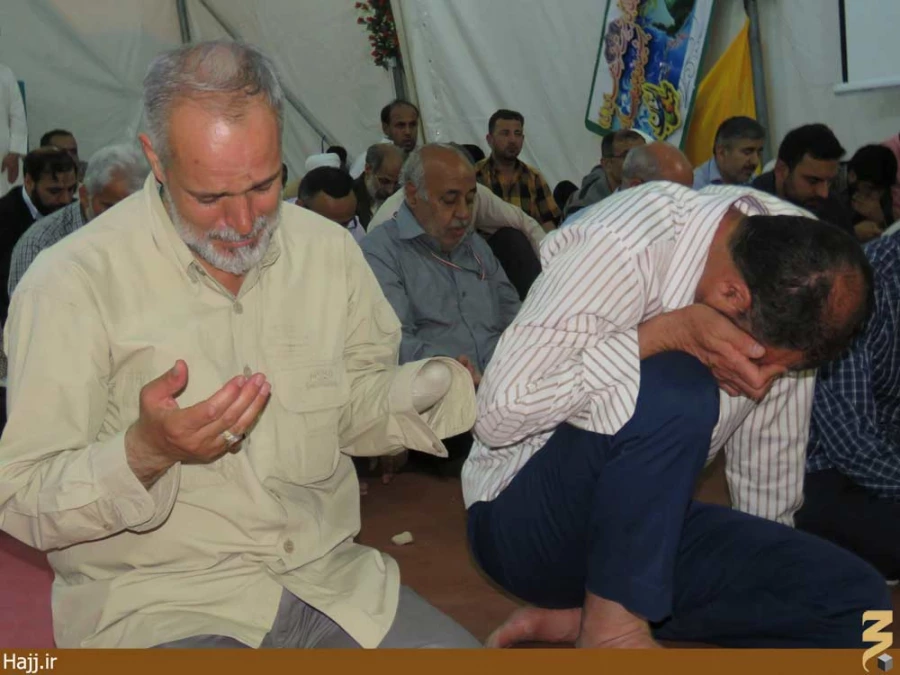 دعاي ندبه اي به رنگ انتظار در كنار پرچم سرخ حسيني تصاوير