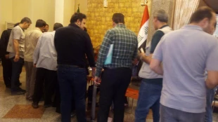 گزارش تصويري از حضور زائران ايراني در صندوق هاي راي در كاظمين