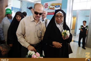 ورود زايران جانباز به مدينه منوره   استقبال با شاخه هاي گل 