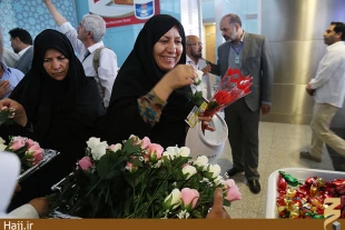 ورود زايران جانباز به مدينه منوره   استقبال با شاخه هاي گل 