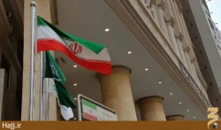 اهتزاز پرچم مقدس جمهوري اسلامي مقابل ساختمان بعثه مقام معظم رهبري