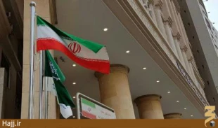 اهتزاز پرچم مقدس جمهوري اسلامي مقابل ساختمان بعثه مقام معظم رهبري