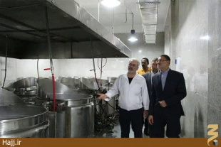 اهتزاز پرچم مقدس جمهوري اسلامي مقابل ساختمان بعثه مقام معظم رهبري