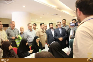 اهتزاز پرچم مقدس جمهوري اسلامي مقابل ساختمان بعثه مقام معظم رهبري