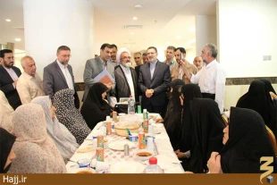 اهتزاز پرچم مقدس جمهوري اسلامي مقابل ساختمان بعثه مقام معظم رهبري