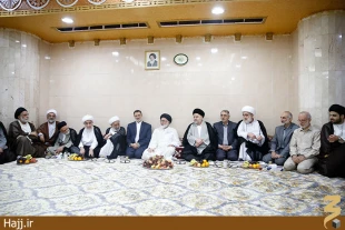 ديدار سرپرست حجاج ايراني با نمايندگان بعثه هاي مراجع عظام در مدينه منوره 