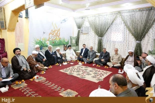  ديدار سرپرست حجاج ايراني با نمايندگان بعثه هاي مراجع عظام در مدينه منوره 