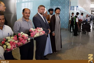 ورود زايران جانباز به مدينه منوره   استقبال با شاخه هاي گل 