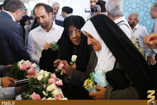 ورود زايران جانباز به مدينه منوره   استقبال با شاخه هاي گل 