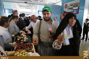 ورود زايران جانباز به مدينه منوره   استقبال با شاخه هاي گل 