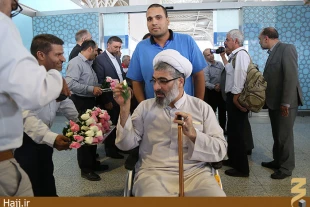 ورود زايران جانباز به مدينه منوره   استقبال با شاخه هاي گل 