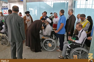 ورود زايران جانباز به مدينه منوره   استقبال با شاخه هاي گل 