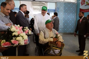 ورود زایران جانباز به مدینه منوره   استقبال با شاخه های گل