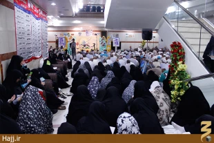 دست نياز و طلب عفو زائران ايراني در جوار بارگاه ملكوتي رسول الله(ص) گزارش تصويري