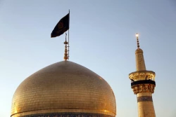 پرچم عزاي حسيني بر فراز گنبد حرم امام رضا(ع) به اهتزاز درآمد 