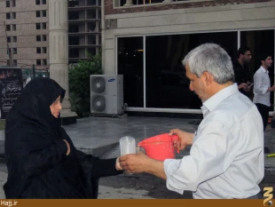 توزيع بيش از 15 هزار ليوان شربت در يك ايستگاه صلواتي دهه عاشورا