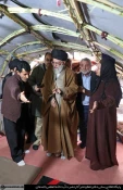 رهبرانقلاب در ميان زلزله‌زدگان  تصاوير