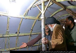 رهبرانقلاب در ميان زلزله‌زدگان  تصاوير