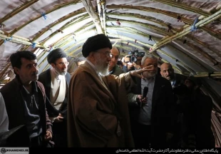 رهبرانقلاب در ميان زلزله‌زدگان  تصاوير