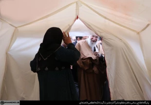 رهبرانقلاب در ميان زلزله‌زدگان  تصاوير