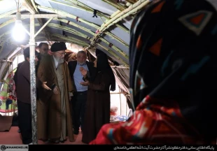 رهبرانقلاب در ميان زلزله‌زدگان  تصاوير