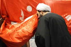 پرچم حرم سيدالشهدا در جمع راويان اربعين عكس