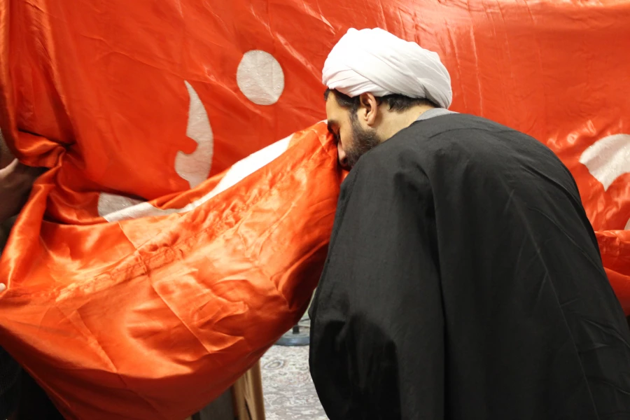 پرچم حرم سيدالشهدا در جمع راويان اربعين عكس