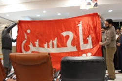 پرچم حرم سيدالشهدا در جمع راويان اربعين عكس
