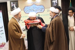 پرچم حرم سيدالشهدا در جمع راويان اربعين عكس
