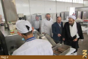 بازدید مسئول دفتر نمایندگی بعثه در کاظمین از آشپزخانه طبخ غذای زائرین