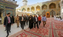 سفير استراليا در عراق به زيارت حرم امير المؤمنين(عليه السلام) مشرف شد