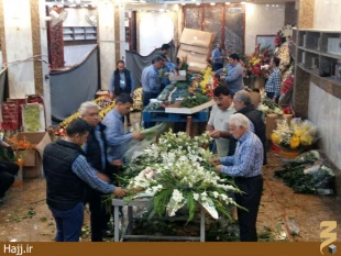 حرم مطهر امام حسين و حضرت عباس گل‌آرايي مي‌شود
