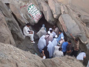 صعود به کوه نور برای حجاج ممنوع شد