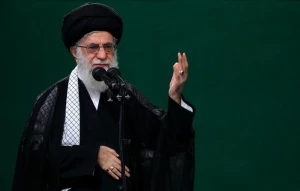 Imam Khamenei sees signs of hope in path of Islamic Revolution
