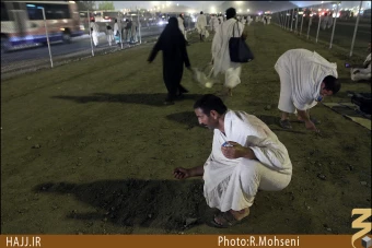 جمع آوري سنگ در مشعر