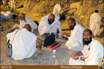جمع آوري سنگ در مشعر