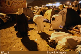 جمع آوري سنگ در مشعر