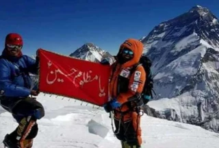 کوهنورد پاکستانی پرچم «یا حسین» را بر کوه پاموری نپال نصب کرد