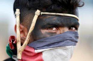 اين نوجوان فلسطيني با تير و كمان دست‌سازش به مقابله با اسلحه‌ و گازهاي اشك‌آور رژيم صهيونيستي رفته است.