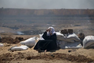 اين زن فلسطيني در جريان مبارزاتش در معرض گاز اشك‌آور قرار گرفته است. او در گوشه‌اي سنگر گرفته و مشغول مداواي خود است.