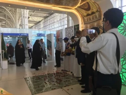 استقبال عربستان از زائران ایرانی با گل و آب زمزم 2