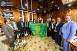 اهدای پرچم بارگاه رضوی به حرم امام علی