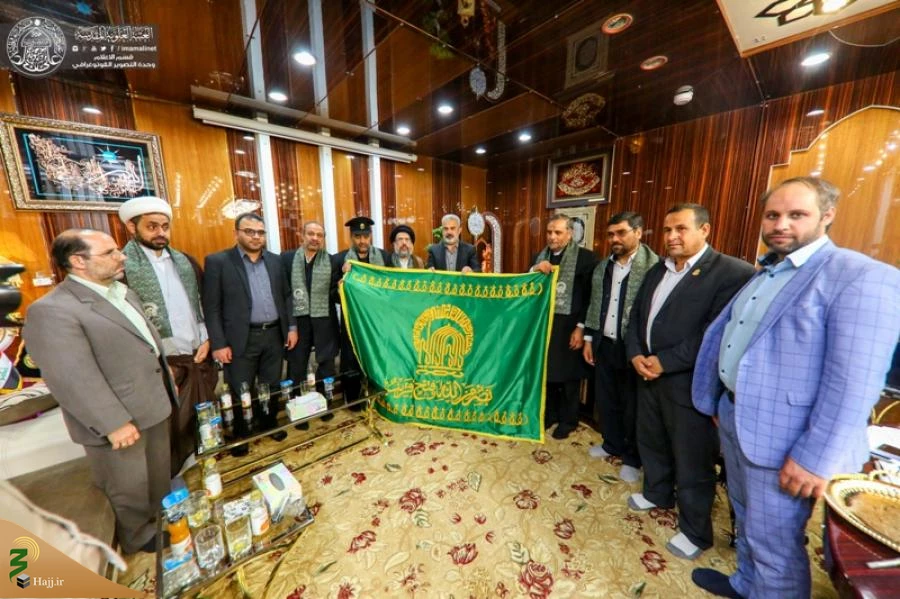 اهدای پرچم رضوی