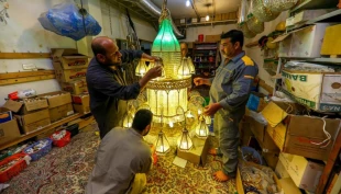 تعویض لوستر حرم امام علی (ع)